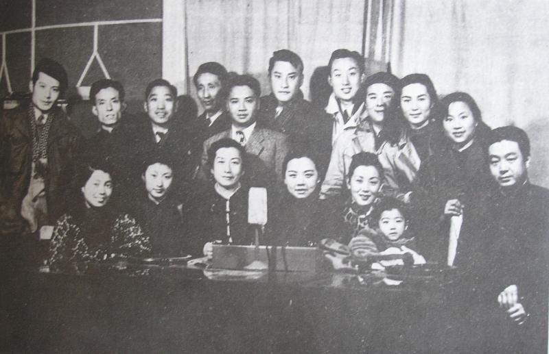 圖4  1949年初，上海昆侖影片公司經常組織進步人士舉辦星期晚會，公開揭露政府的黑暗統治。這是一次晚會後在電臺集體留影（前排左四是吳茵，後排左三是孟君謀）.JPG