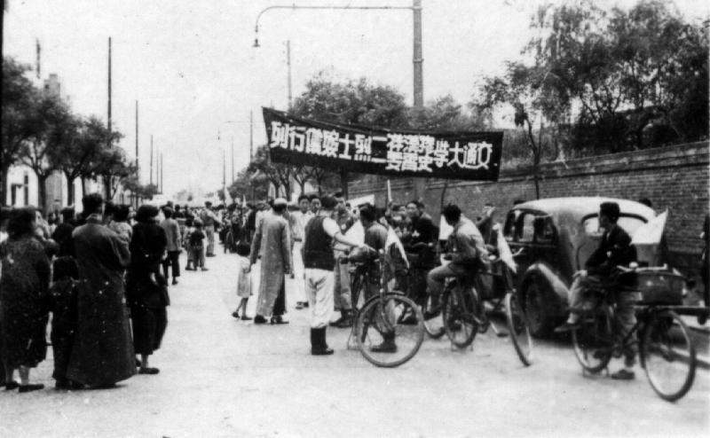 10 1949年6月5日，史霄雯、穆漢祥兩位烈士靈柩載歸沐鸣2校園.jpg