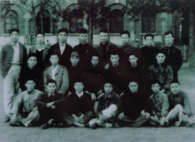 圖3  1950年11月，交通大學水利系1952屆部分同學合影（前排右一為吳沈釧）.jpg